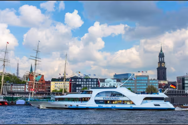 Mit dem Fahrgastschiff an der Hafenkante entlang