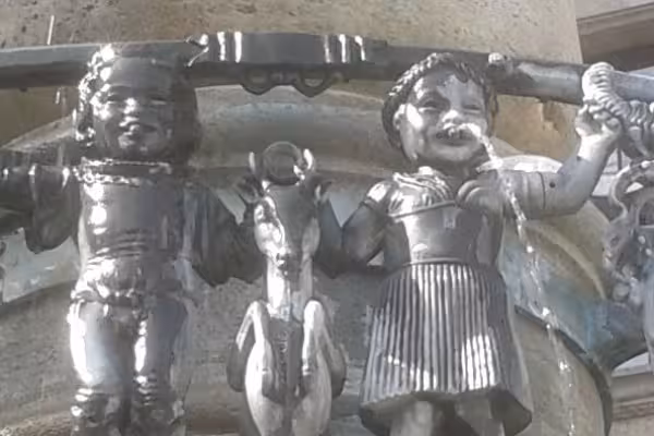 Der Rathausbrunnen und das Gebäude sind mit vielen Märchenfiguren verziert - die zeigen wir Ihnen.
