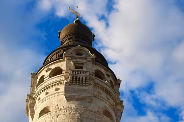 Wir erklimmen den 114m hohen Rathausturm und genießen den Blick über die Stadt.