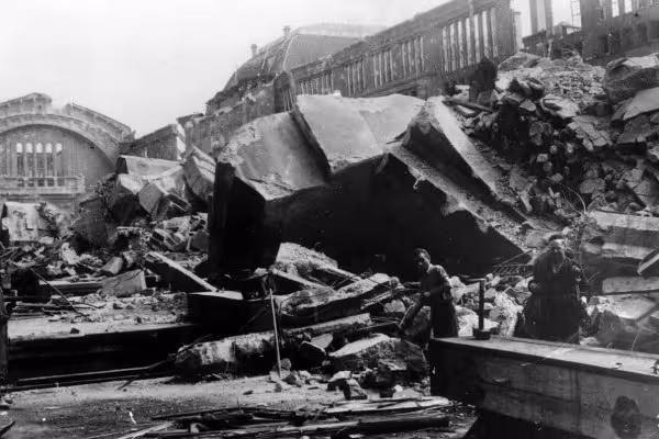 Der Hauptbahnhof hatte enorme Kriegsschäden bei Bombenangriffen zu erleiden.