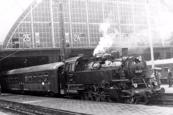 Unsere Tour quer durch die Geschichte der Leipziger Eisenbahn. 
Hier steht die BR 64 zur  Abfahrt mit dem Personenzug bereit.