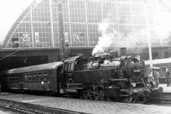 Unsere Tour quer durch die Geschichte der Leipziger Eisenbahn.
Hier steht die BR 64 zur Abfahrt mit dem Personenzug bereit.