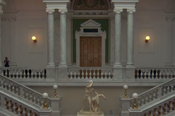 Das Treppenhaus der Universitätsbibliothek im Musikviertel.