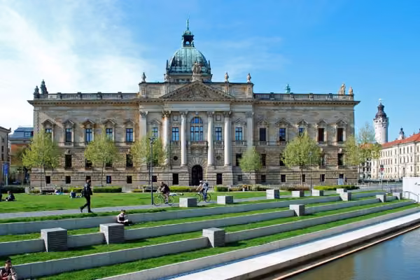 Wir zeigen Ihnen die öffentlichen Gebäude der Kaiserzeit. Eines der prächtigsten ist das Reichsgerichtsgebäude.