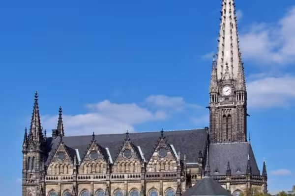 Wir besichtigen das eindrucksvollste und größte Kirchengebäude in Leipzig.