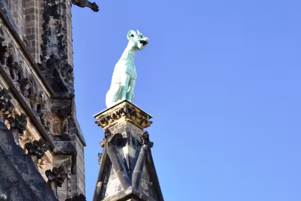 Wie zeigen Ihnen innen und außen den Bauschmuck der Kirche.