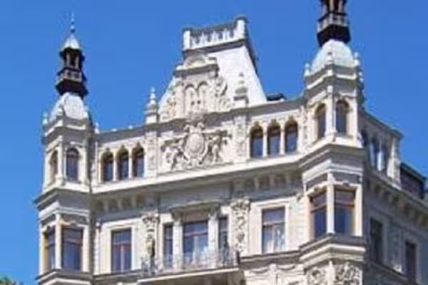 Ihnen werden die prächtigen Stadtvillen im Musikviertel gezeigt.