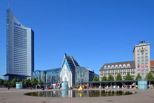 Der Augustusplatz erwartet uns mit der spektakulären Architektur der Universität.