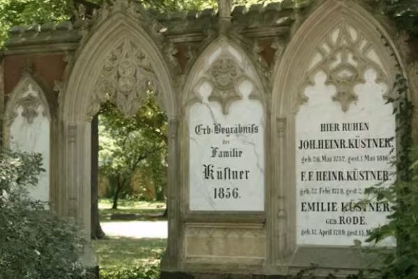 Die Führung zeigt Ihnen den ältesten Friedhof, wo seit dem 13. Jh. Bestattungen stattfinden.