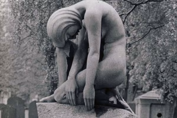 Symboliken werden erläutert, wie hier die Gestaltung der Trauer.