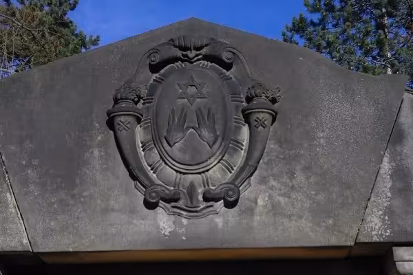 Wir erläutern Ihnen die Symbole an den Gräbern.
