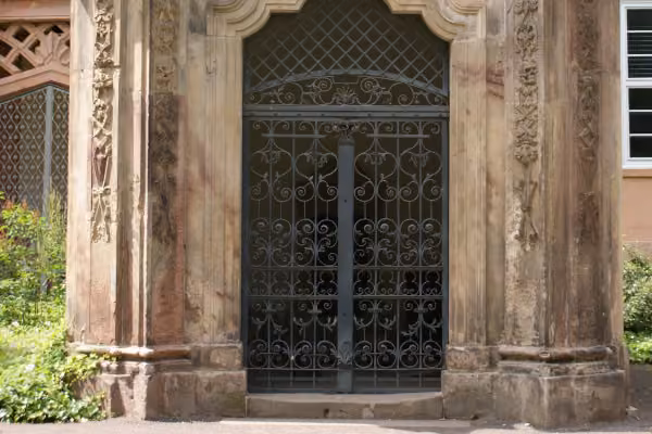 Wir zeigen Ihnen die alten Gruftgebäude auf dem Friedhof.