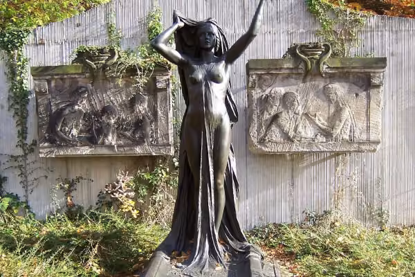 Bedeutenden Grabmale wie das von Wilmar Schwabe, Begründer der AOK, werden besichtigt.