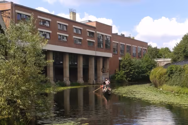 Das Stelzenhaus am Karl-Heine-Kanal lädt zum pausieren im Restaurant ein.