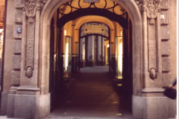 Der Eingang zur Passage Steibs Hof, die zu einem Pelzgewerbehaus gehörte.