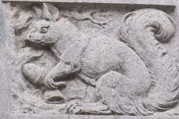 Pelztiere als Bauschmuck erinnern an die Rauchwarentradition.