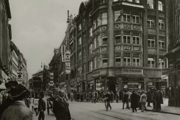 Der Brühl um 1920 war die Straße für den Rauchwarenhandel.