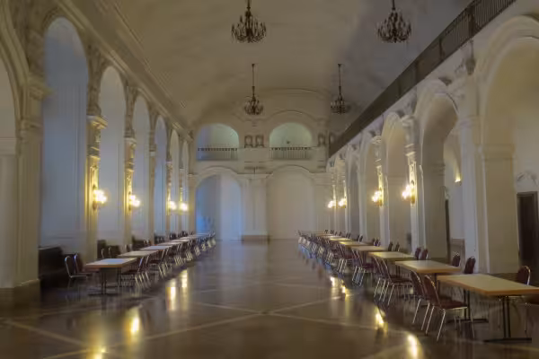 Die obere Wandelhalle ist der repräsentative Saal im Rathaus.