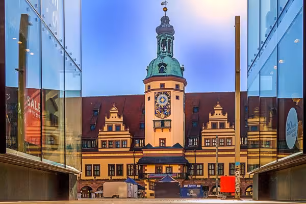 Wir verabschieden uns am Marktplatz mit Blick auf das alte Rathaus.