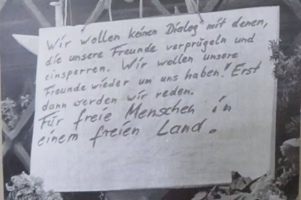 Plakate an der Nikolaikirche.