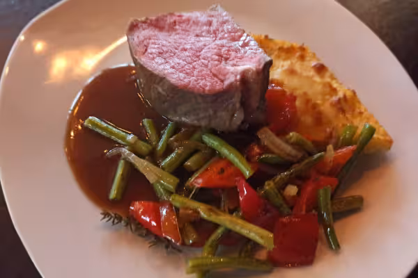 Rinderrücken Trüffeljus, Paprika Bohnengemüse & Römische Nocken