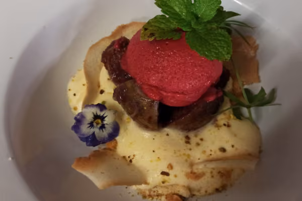 Weißweinschaum, Feige, Himbeersorbet, Crumble
