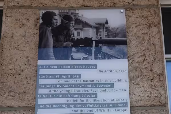 Am Capa-Haus erinnert eine Tafel an die letzten Gefechte, bevor Leipzig von der US-Armee befreit wurde.