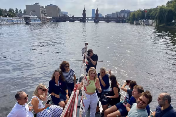 Leonie Gerner & Julian Krohn auf Liesel vor Oberbaumbrücke