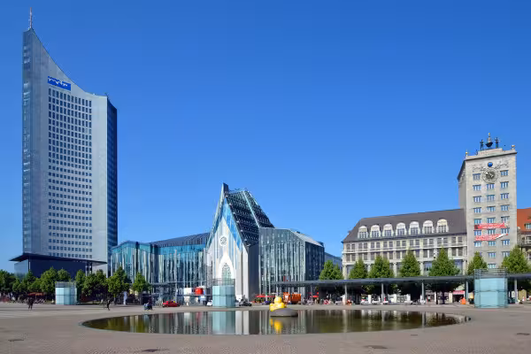 Am Augustusplatz spazieren wir durch den Campus und weiter zur Nikolaikirche.