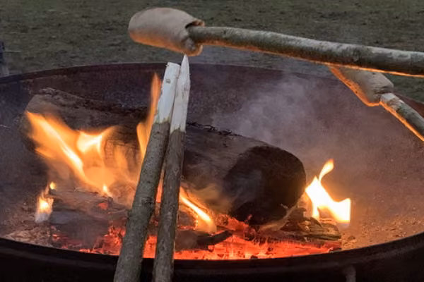 Feuerschale mit Stockbrot