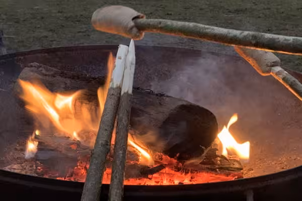 Feuerschale mit Stockbrot