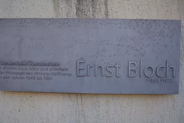 Ernst Bloch wird mit der Plakette geehrt.