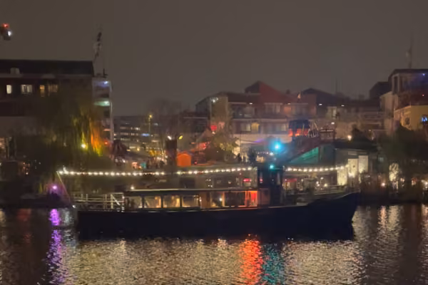 Liesel bei Nacht vor dem Holzmarkt