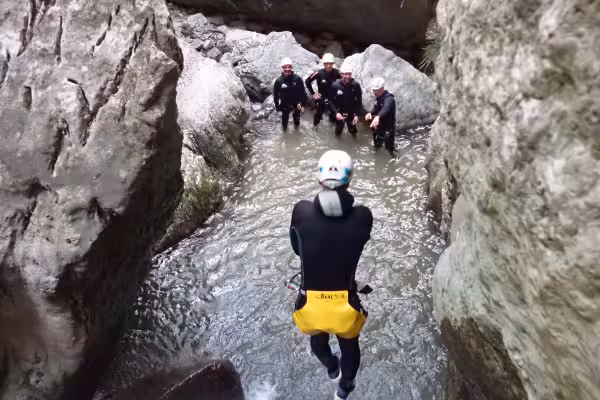 Beim Canyoning von einem Wasserfall springen