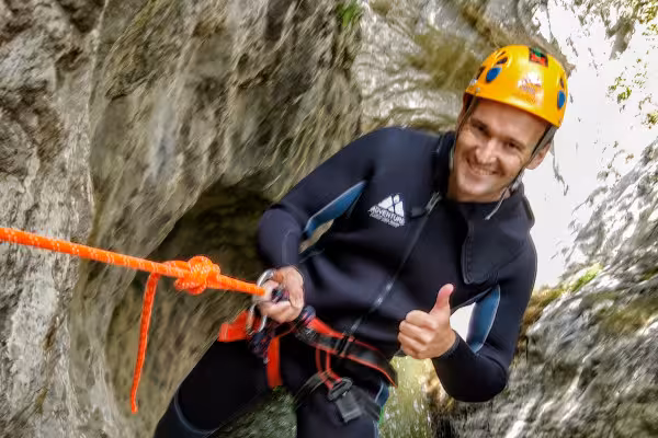 einen Wasserfall abseilen