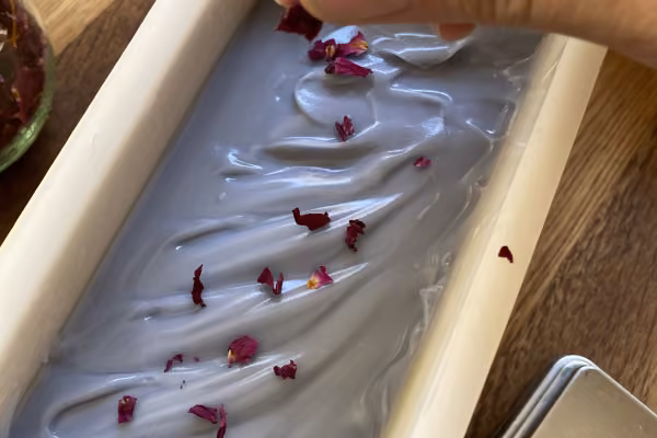Seife verzieren mit Bio Kräutern und Blüten