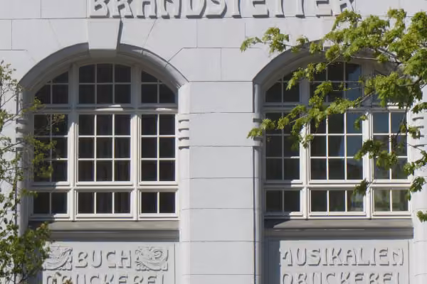 Viele Verlagshäuser künden noch von der graphischen Tradition.