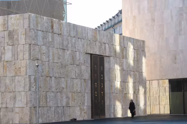 Die Synagoge als Zeichen: wir wollen bleiben!