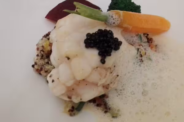 Lotte in Rheingau Riesling Schaum auf Quinoa mit Kaviar