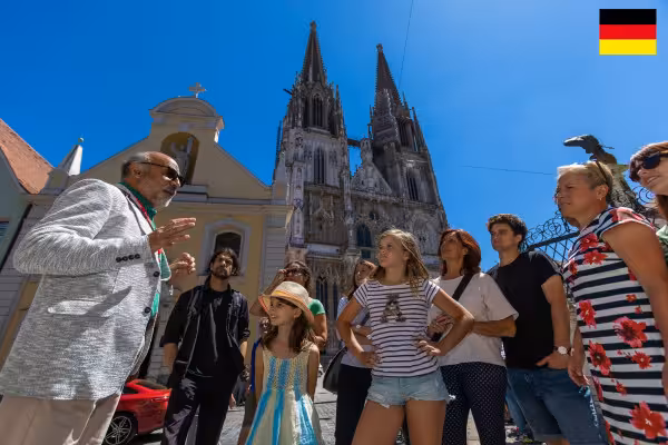 Blick auf Domtürme und im Vordergrund eine Gruppe von Menschen während einer Stadtführung
