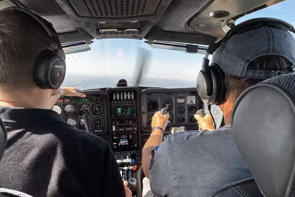 Selbst am Steuer eines Flugzeuges