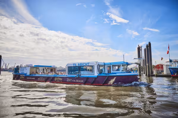 Luxus-Barkasse fährt durch den Hamburger Hafen