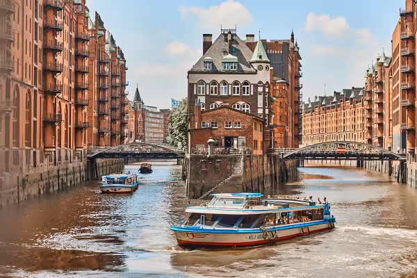 Moderne Barkassen in der Speicherstadt