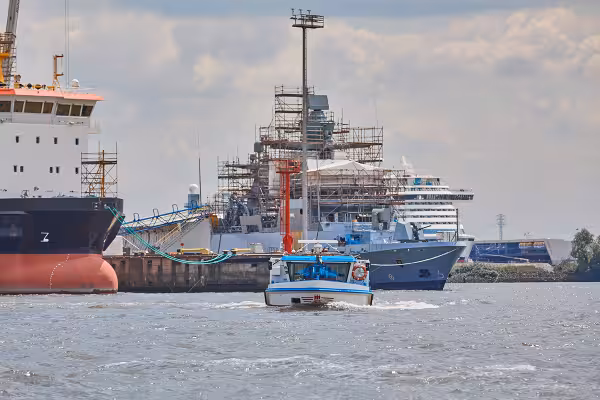 Luxus-Barkasse im Industriehafen