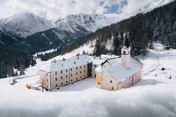 Verbringe 3 Nächte im Waldrast Natur Resort. Ein außergewöhnlicher Ort für deine Auszeit zum Wandern & Yoga.