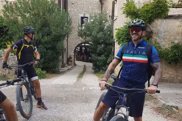 Radfahren durch Geschichte, Natur und Weinberge