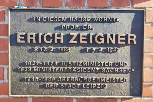 Die Erich-Zeigner-Gedenktafel am Wohnhaus erinnert an den ersten OB nach dem II. WK.
