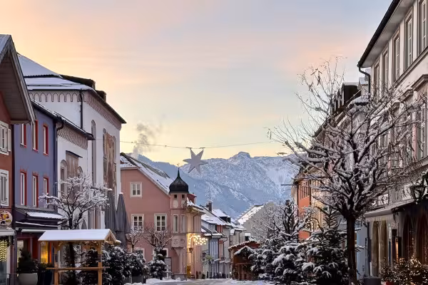 Blick aus der Murnauer Fußgängerzone auf die bayerischen Voralpen