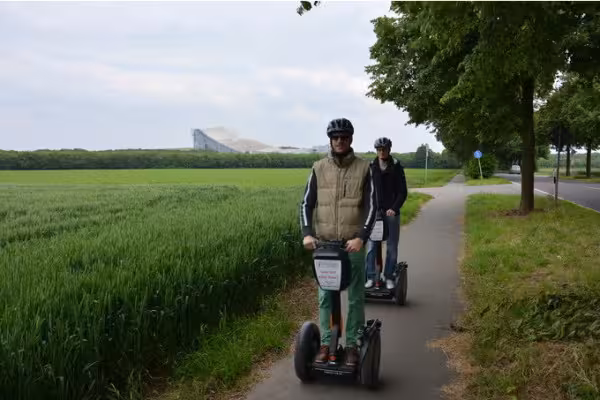 Wald- und Feldwege geht es nach vielen Segway-Abenteuern zurück zur Skihalle.