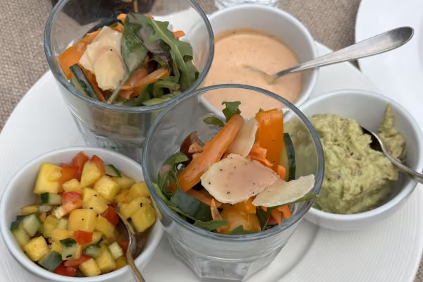 Leckere Dips & Salat, sowie frisches Baguette